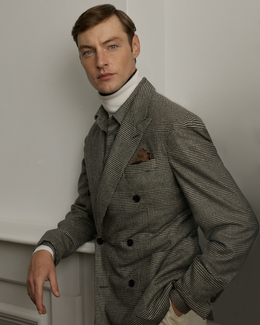 An exercise in ease and engineering. The Cavendish sports coat returns in an ivory-and-black Glen Check, cut in a double-breasted silhouette and woven from Super 170s wool with cashmere. Lightweight, unpadded, and naturally structured, it offers a relaxed shoulder and clean drape. Finished with suede collar tabs, patch pockets, a hand-sewn Milanese buttonhole, and our new Cypher embroidery — a modern expression of craftsmanship and quiet confidence.

Discover the new season in-store and at dunhill.com 

Photographer: @willwaterworth
Stylist: @oliearnold
Model: @robertosipos