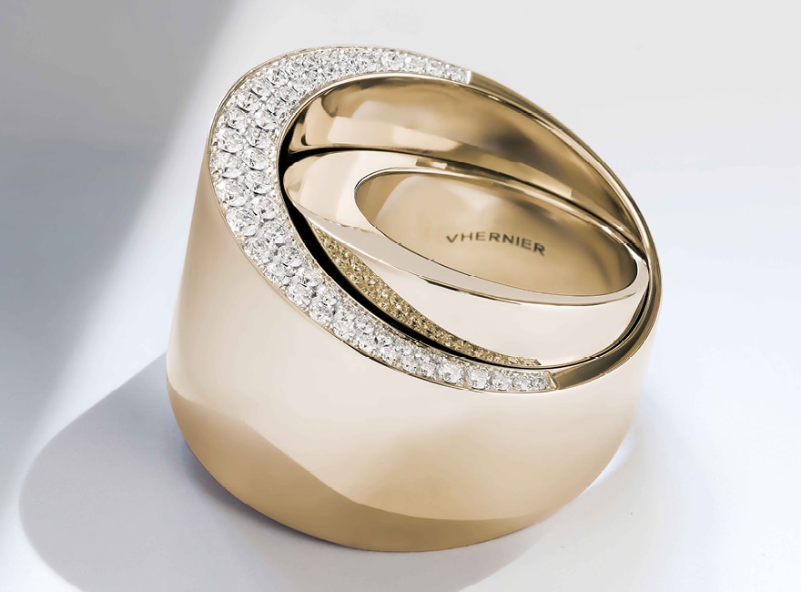 Vhernier gold ring with Diamonds